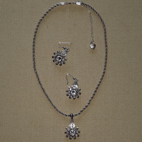 Collier et boucles d'oreilles