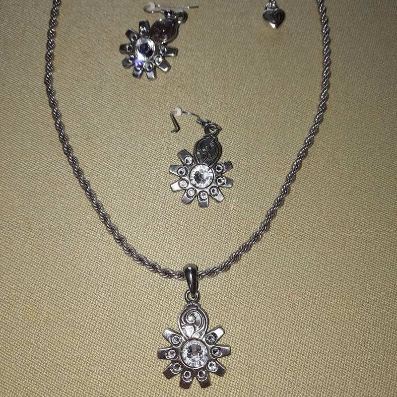 Collier et boucles d'oreilles