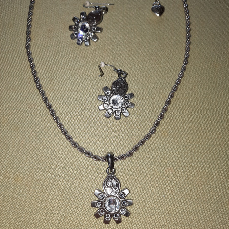 Collier et boucles d'oreilles