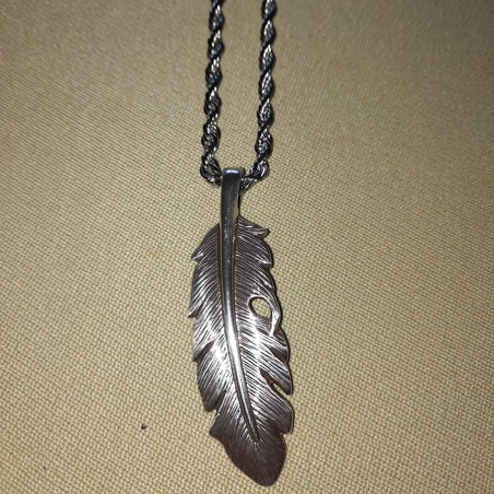 Collier métal plume