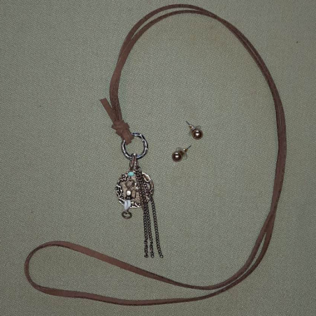 Collier cuir breloques