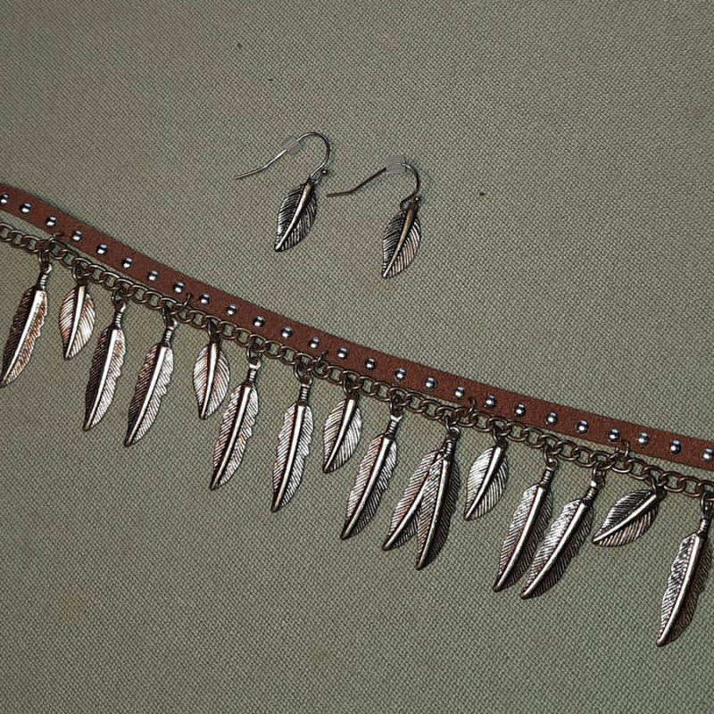Bracelet et boucles d'oreilles plumes